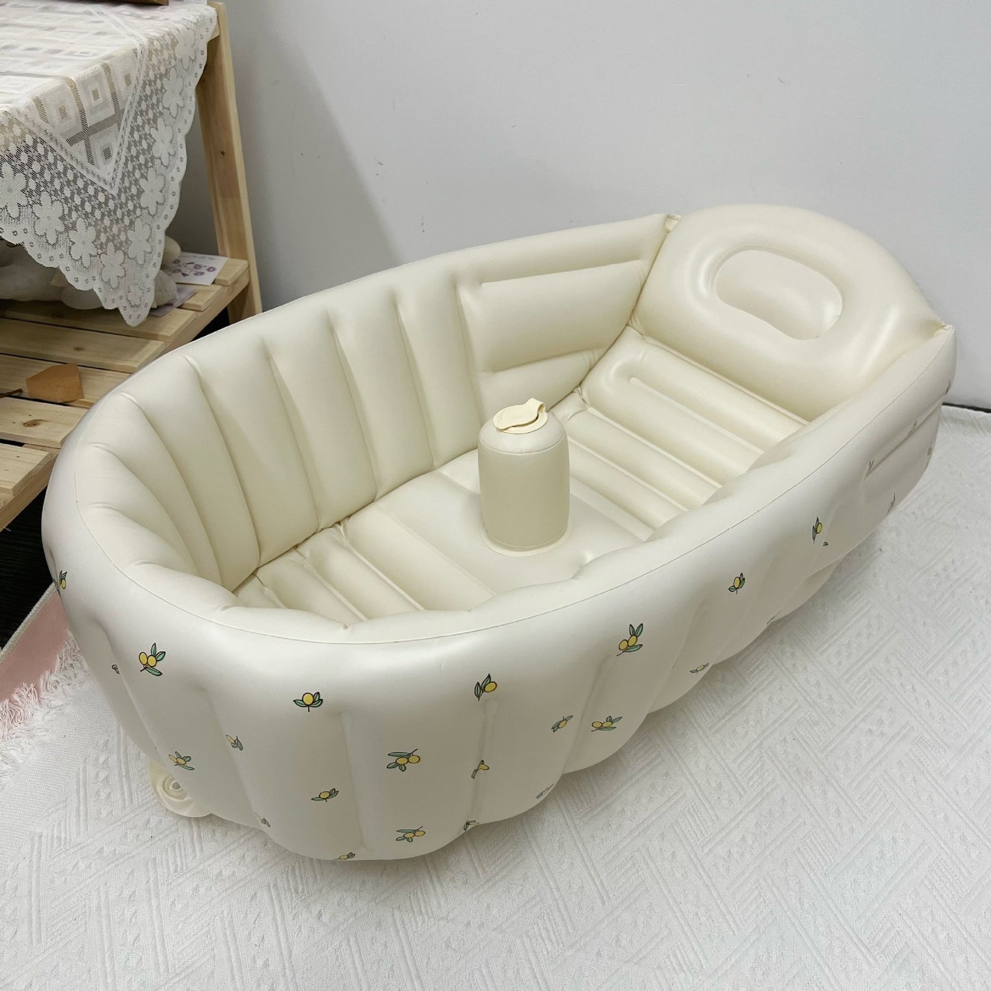 Inflatable baby bathtub